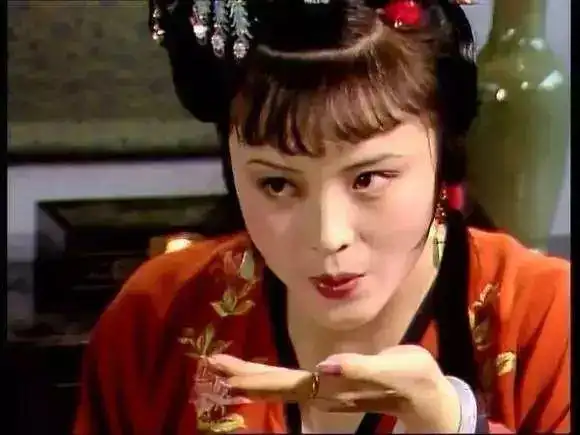 红楼梦中尤三姐之所以自杀,因为她虽是烈女但却早已不贞
