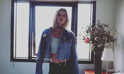 她嫁入豪门差点死于新婚夜,撞脸玛格特罗比,私下造型是真小丑女