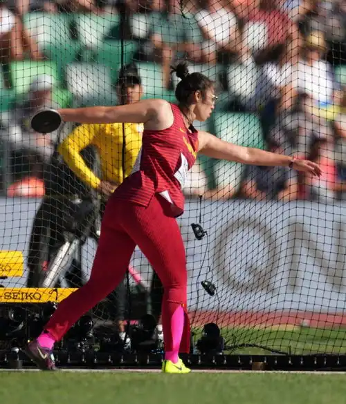 一掷定乾坤冯彬女子铁饼夺金,中国队田径世锦赛第二金