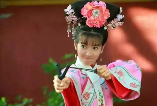 43岁赵薇直播法令纹显老态,精修照却颜值回春,小燕子真的老了