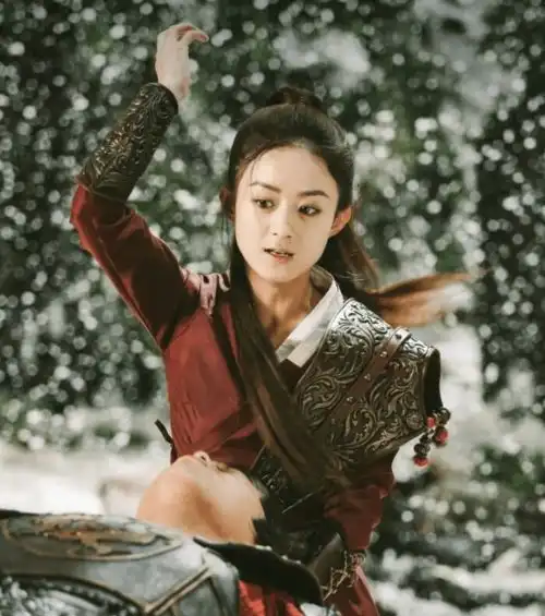 斛珠夫人剧照曝光杨幂挑战高马尾太飒了,就是有点像赵丽颖
