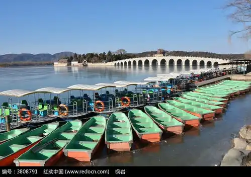 颐和园昆明湖上船只和十七孔桥高清图片下载红动网
