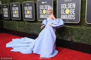 组图ladygaga蓝色长裙亮相金球红毯致敬朱迪嘉兰