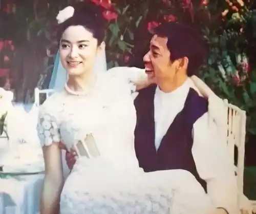 林青霞40岁时的身材绝了穿镂空婚纱蜜桃臀蚂蚁腰,尽显女王风范
