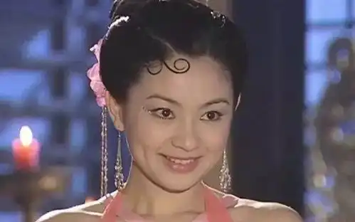 她演倚天屠龙记走红,嫁人生子息影,如今无戏可拍