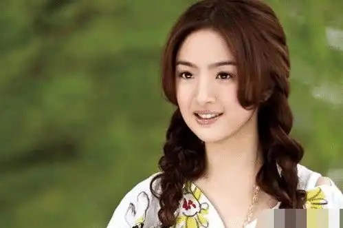 林依晨与弟弟合影,网友你确定这是你弟弟吗难受
