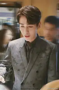 陈一鸣粉丝当面爬墙,收获朱一龙一回眸,为何沙雕总能吸引到他
