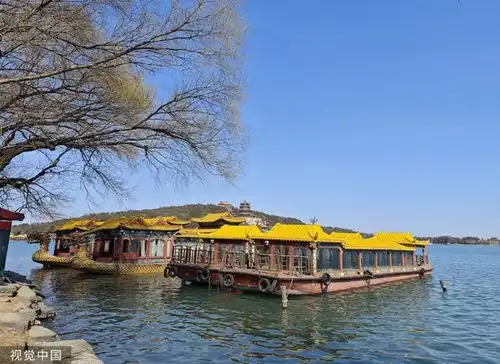 北京天气晴好颐和园碧水蓝天
