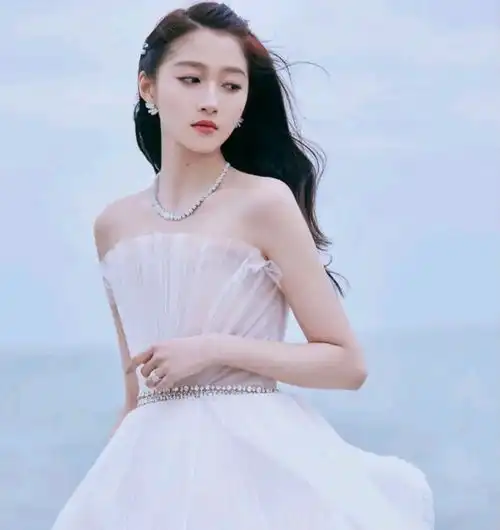 鹿晗直播人气高,打赏功能开通礼物刷不停,说话唱歌懒理他人质疑