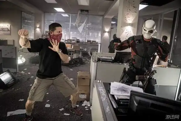 自杀小队未曝光剧照公布小丑表情狰狞,满脸癫狂