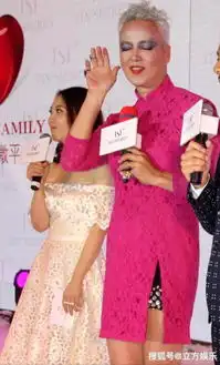 张庭微商品牌开到巴黎,上演真人版一帘幽梦,与丈夫同框像祖孙辈
