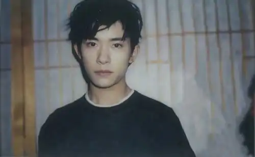 易烊千玺丨九张氛围感拍立得
