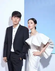 回家的诱惑她是林品如,穿红色蕾丝裙同框于晓光,恩爱劲十足
