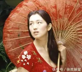 巩俐与张艺谋27年前合影照曝光,那时巩俐清纯可人笑容甜美
