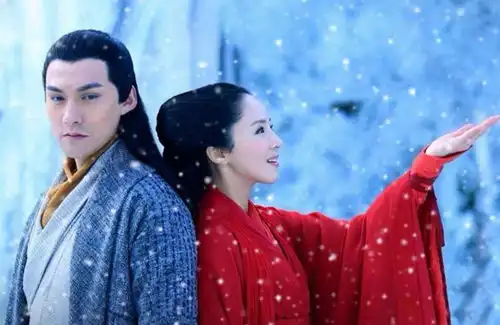 难怪金庸要隐瞒小龙女的身世,你看她爹是谁,五绝一起上也难赢他
