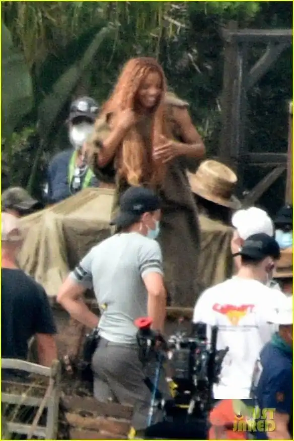 迪士尼真人版小美人鱼曝片场照公主发型超狂野
