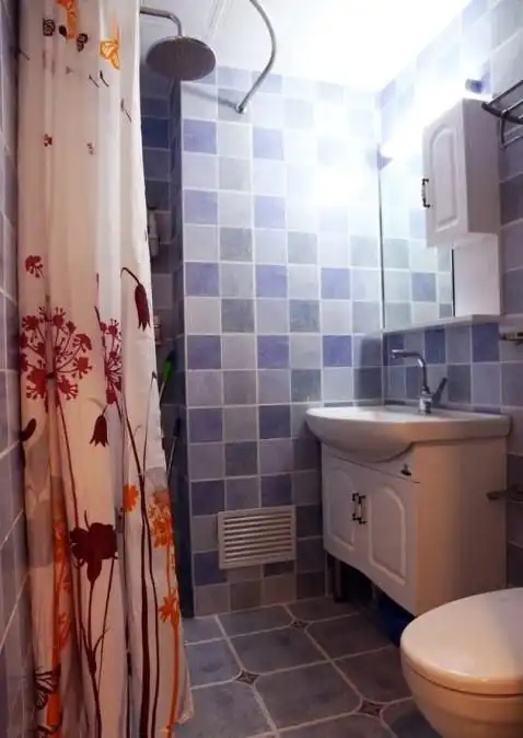 大龄剩男的30平极小蜗居进门即沙发,厨房紧挨床边