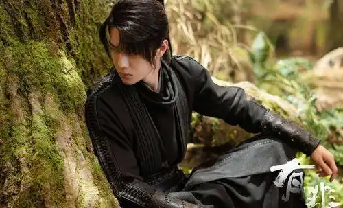 赵丽颖剧组拍摄飒爽高冷,嘴唇泛血眼含泪光,情深不寿画面太感人
