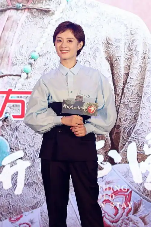 辣妈孙俪变装都市时尚女人,衬衫长裤玩拼搭,画风简直太清奇