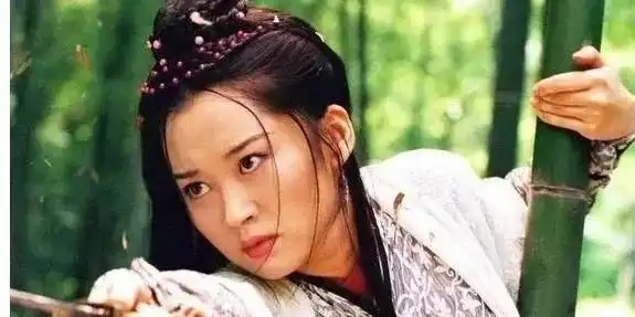 央视笑傲江湖宁静版任盈盈试妆照曝光,因片酬问题换成许晴
