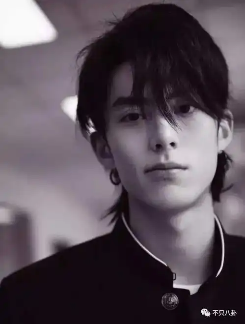 明明刚被曝光女友,评论里却都在关心他和另一个女生的故事
