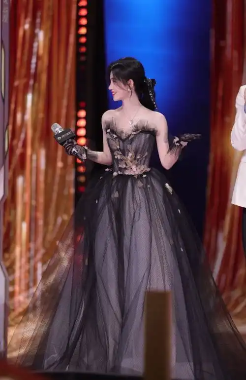 鞠婧祎化身暗黑公主,一袭浅黑色网纱裙,清雅点缀突出古典范