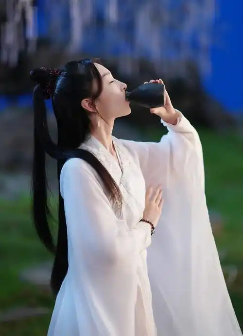 跟16年前的真顶流相比,她被全网狂嘲,不冤
