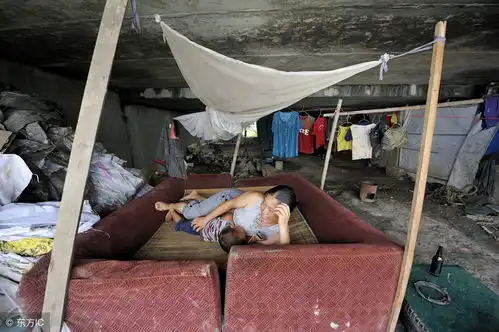 虽然蜗居桥底但有一个不离不弃的妻子和三个可爱的儿子,他很满足