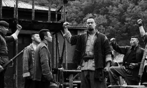 神汉搏得军长信任,霸占别人老婆后投敌,军长政委双双牺牲