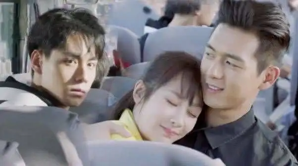 李现自曝不敢多花钱,经常去杨紫饭店蹭饭,李现她十分的豪爽