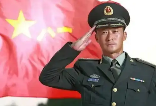吴京晒照穿军装庆八一,网友质疑涉法律问题
