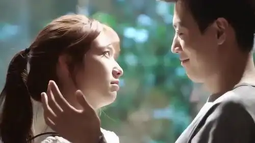 doctors慧静对智弘撒娇抱怨,智弘拉过她甜蜜抱抱亲亲,太甜了
