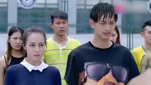 麻辣变形计女汉子二话不说,第一个带头爬泥潭,真酷
