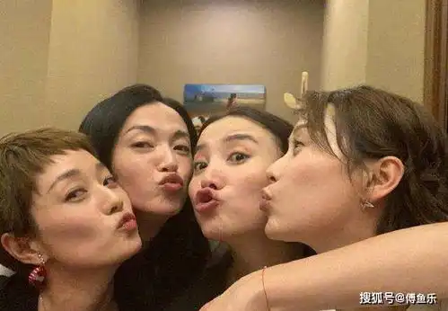 文章接送大女儿练舞,给女儿撑伞父爱满满,雨中抽烟略显寂寞
