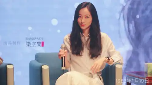 韩雪韩雪白夜行音乐剧见面会上你姐因为话筒放在沙发上出现了一声噪音然后小
