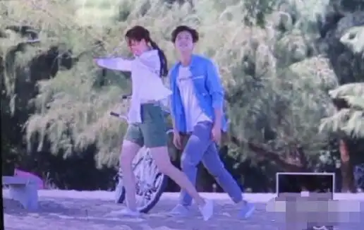 大家好,给大家介绍一下,这是你几小时前的老公,鹿晗关晓彤