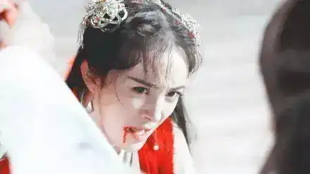 古装剧中明星们演嘴角流血戏茅子俊好美,baby搞笑,她让人心碎
