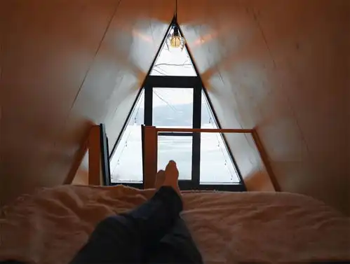夫妻俩在郊外建23㎡蜗居,空间只有巴掌大,住起来却超爽
