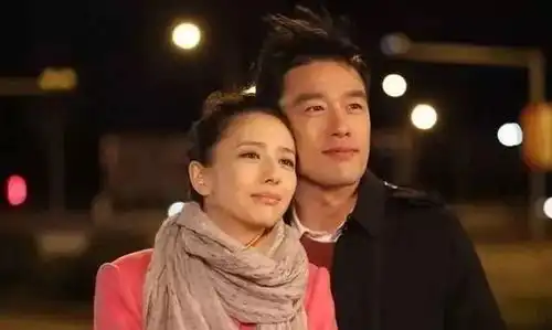 出道24岁零绯闻,与青梅竹马初恋结婚,今一家四口令人羡慕