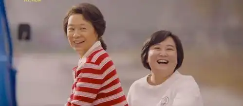 贾玲和姐姐脸上遗传的酒窝很好看,让人羡慕,网友妈妈的功劳大