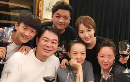 他是知名演员,9岁停止发育34岁还演孩子,和妻子站一起像母子
