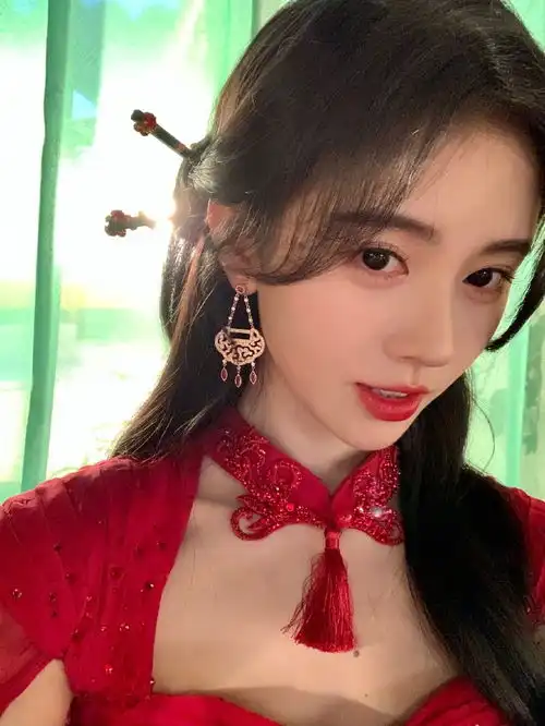 鞠婧祎红衣披风造型绝美五官精致颜值高
