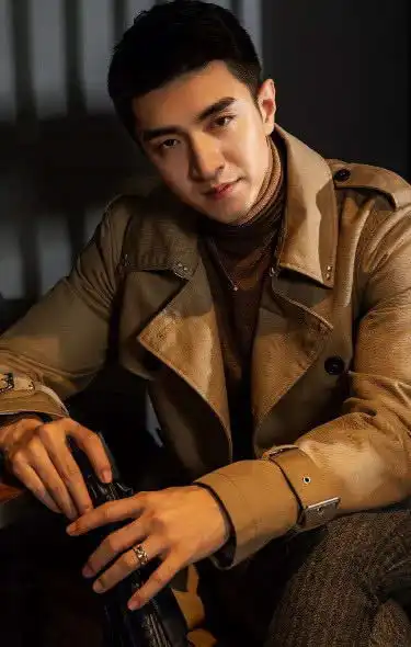 金瀚机场万元棉袄被弄脏,他低头一看说出5个字,网友看清你了