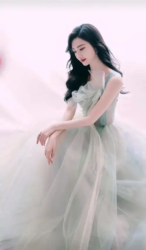 山河月明将开播,景甜晒颖儿剧照,给藏头诗点个赞
