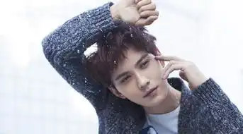 徐正溪被粉丝拍到手机聊天界面,镜头放大10倍后,信息量太大了