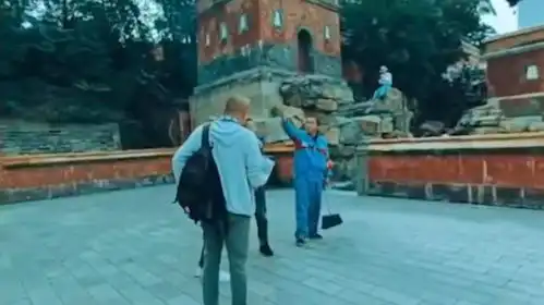 真扫地僧颐和园保洁员3分钟高能输出震撼全场