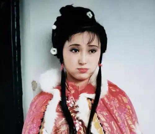 古装嘟嘟嘴,戚薇尴尬最美不是杨幂郑爽赵丽颖是70岁她