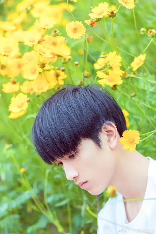 敖子逸,综艺加机场图近照,感觉气质好像不一样了...