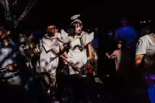 逛十八梯穿国潮时装参加动漫派对来重庆赴文化盛宴