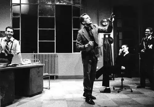 福利空花组来啦,一个无政府主义者的意外死亡现已开票